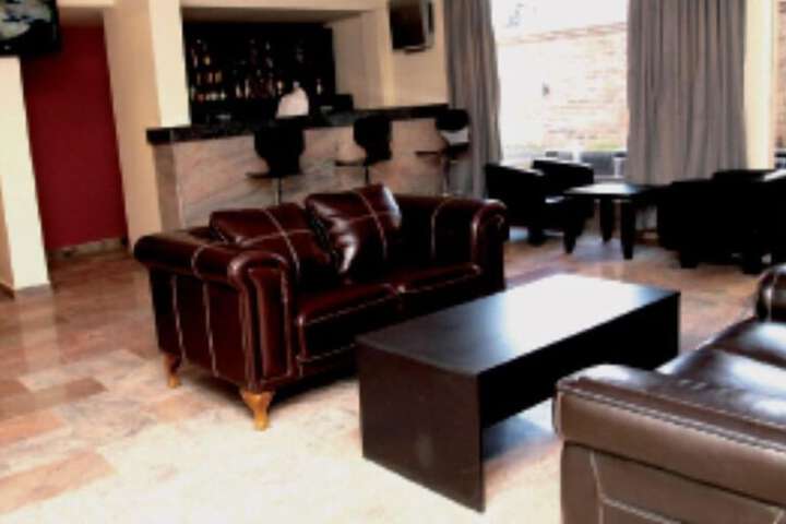Lounge 7 of 8