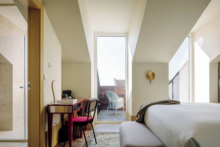 Room 51 of 94