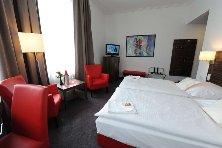 Room 8 of 34