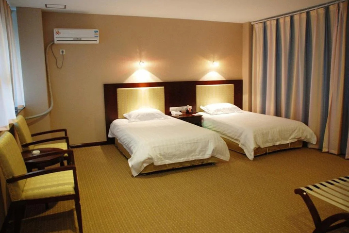 Room 5 of 9
