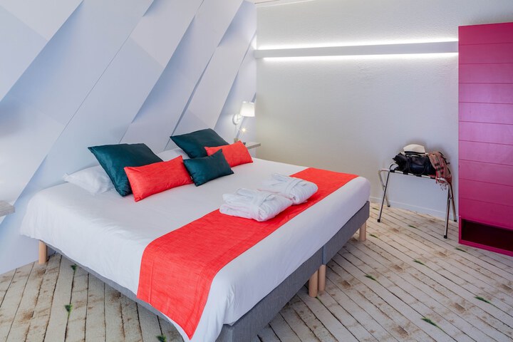 Room 6 of 71