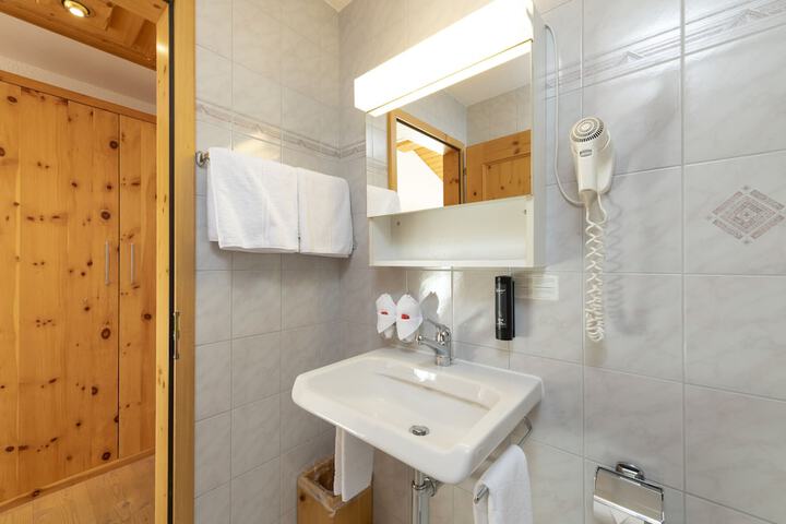 Room 141 of 245