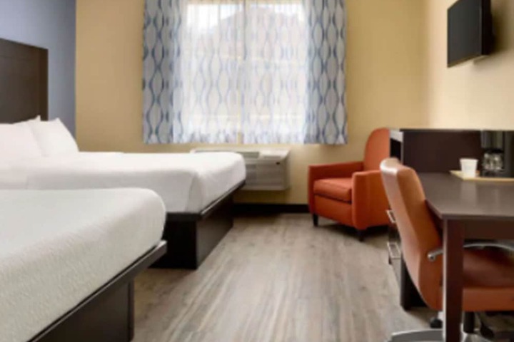 2 Queen Beds (2 of 9)
