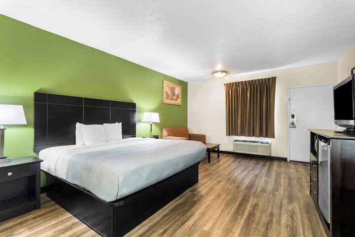 1 King Bed (2 of 13)