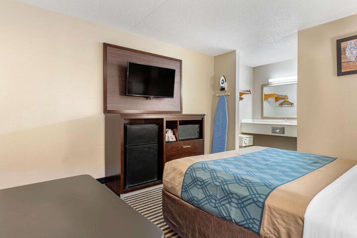 1 Queen Bed (6 of 9)