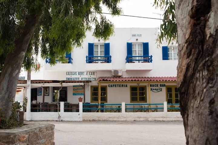 Manousos Rooms in Syros
