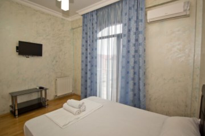 Room 5 of 93