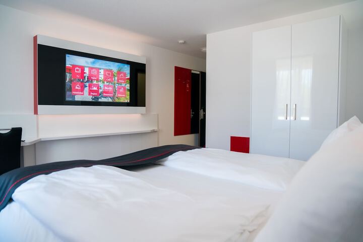 Room 9 of 77