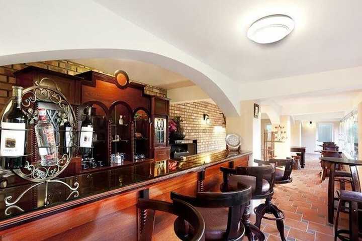Lounge 44 of 59