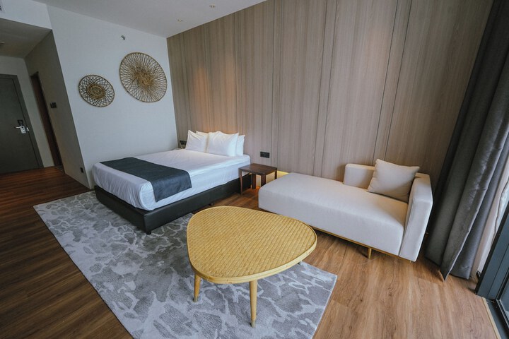 Room 8 of 33