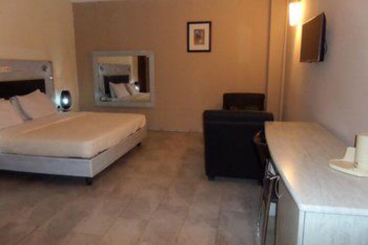 Room 15 of 33