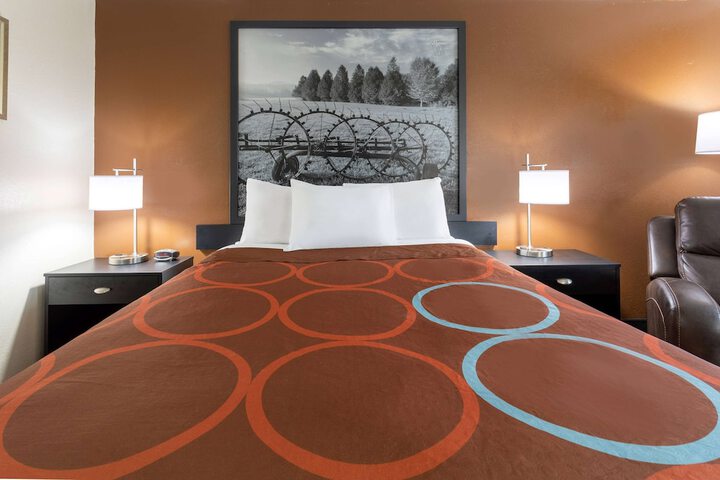 1 Queen Bed (2 of 5)