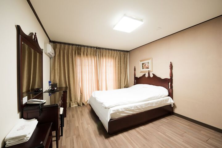 Room 16 of 40