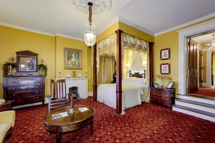 Room 25 of 153