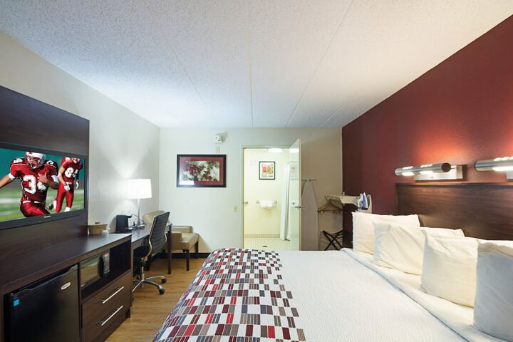 ADA Accessible Deluxe King (9 of 23)