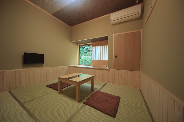 Room 27 of 83