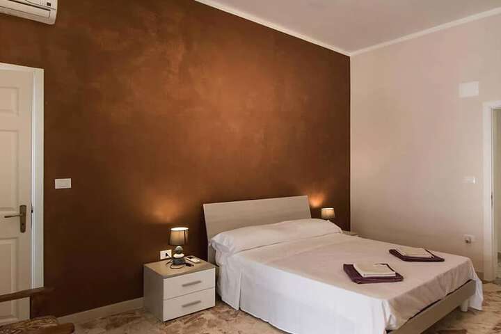 Room 6 of 8