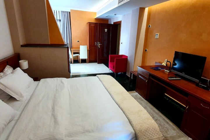 Room 13 of 28