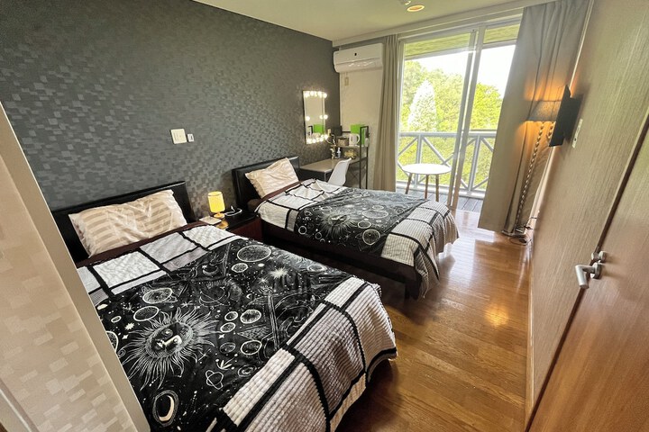 Room 4 of 18