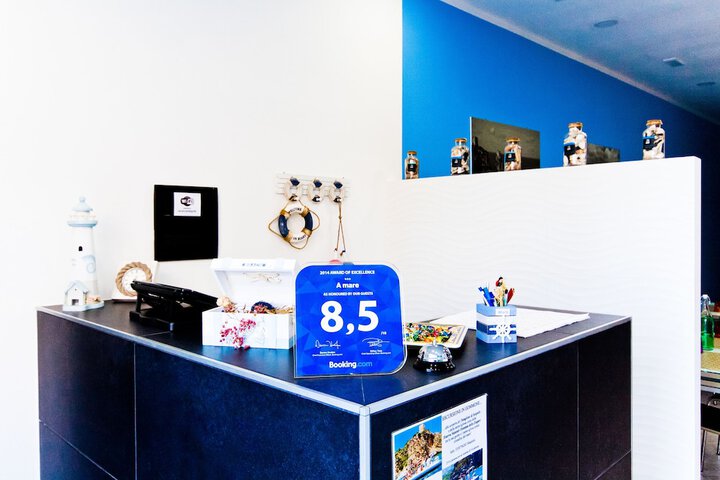 Check-in/check-out kiosk