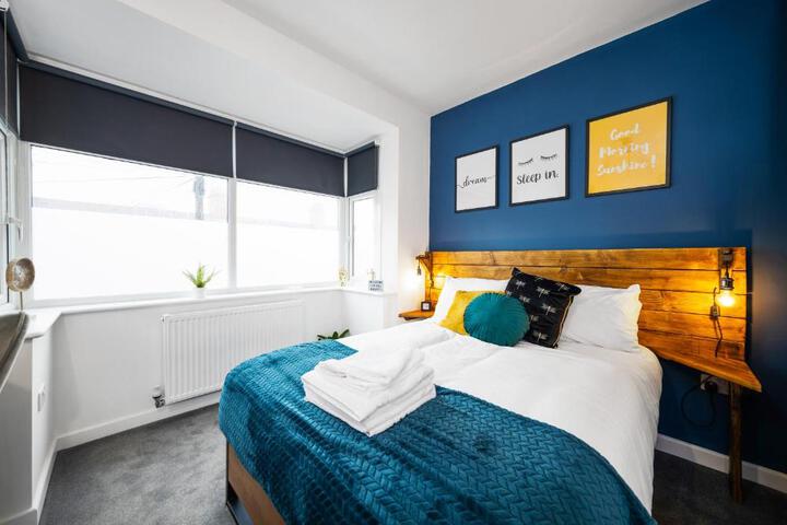 Exterior of 7 bedroom house ENSUITE Rooms fully equipped kitchen, free WIFI, TVs in all rooms CITY CENTRE CLOSE TO A46 Inspire Homes