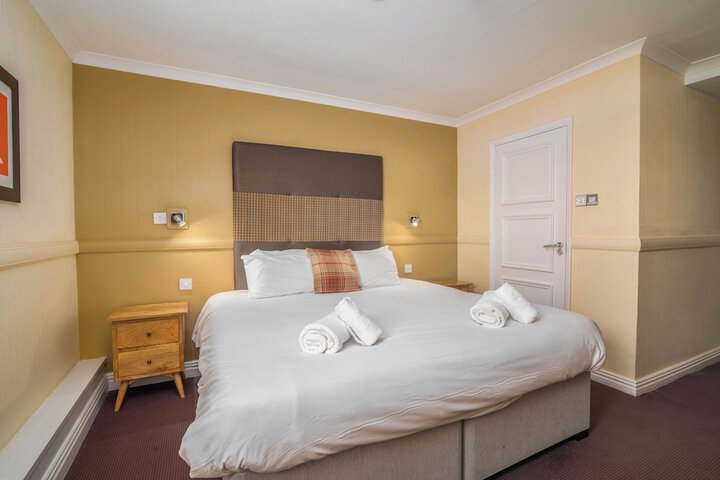 Room 4 of 18