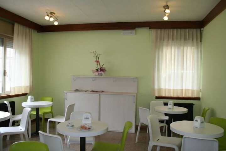Lounge 15 of 18