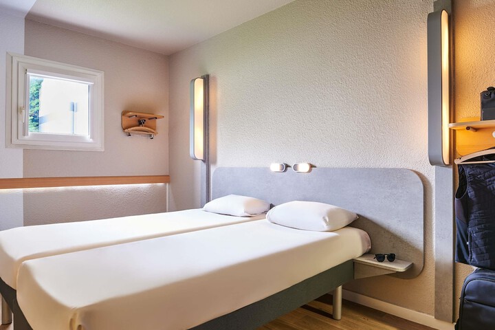 Room 4 of 35