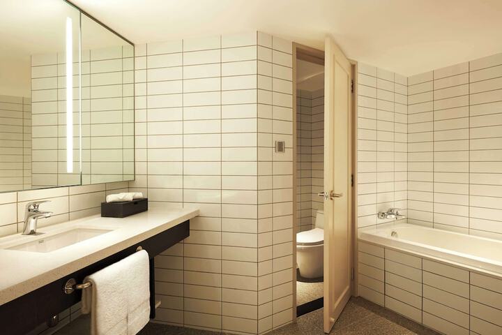 Room 48 of 106