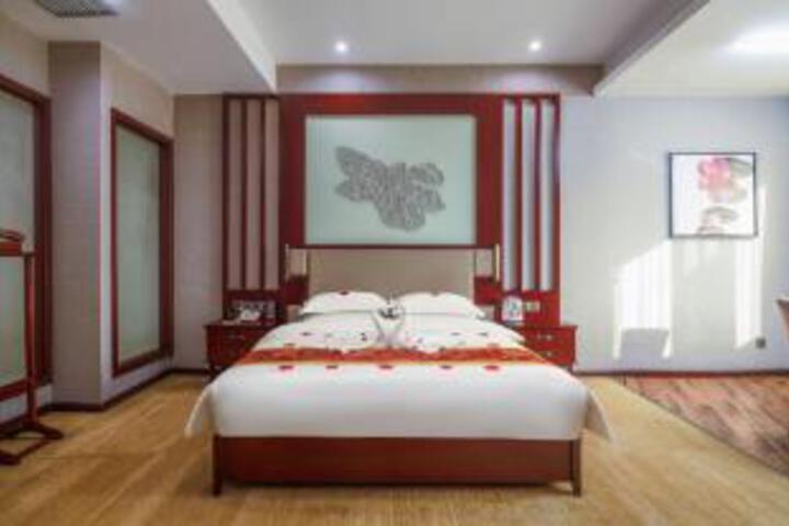 Room 16 of 18