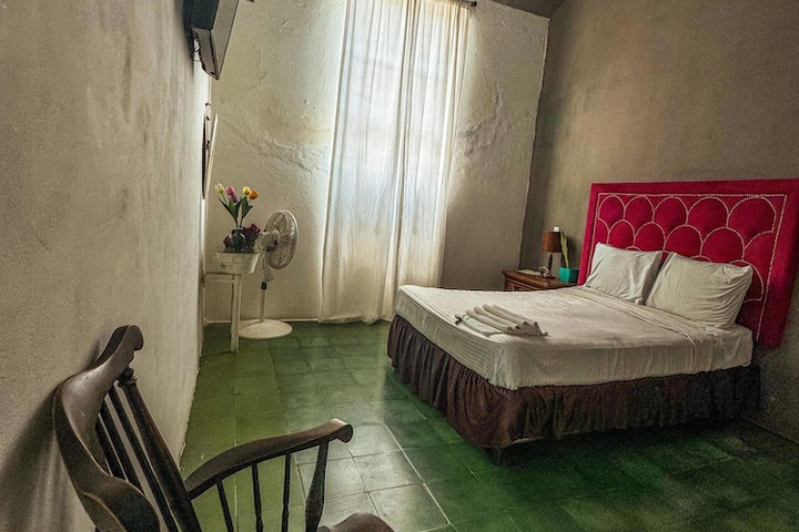 Room 9 of 34
