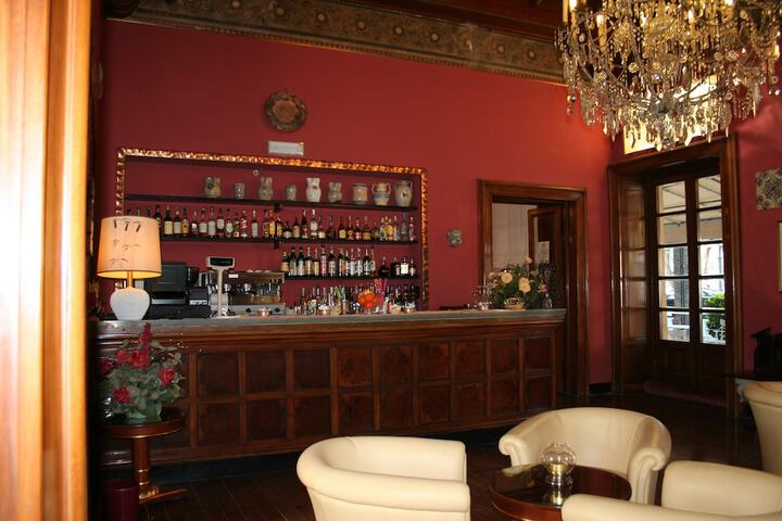Lounge 33 of 47