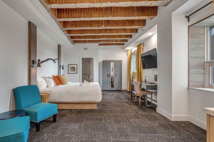 Room 105 of 147