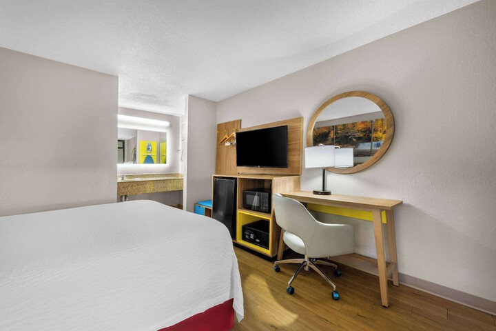 1 Queen Bed (3 of 7)