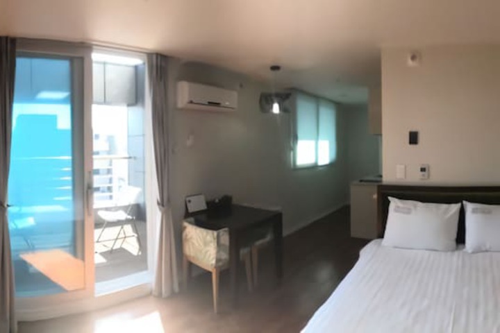 Room 17 of 28