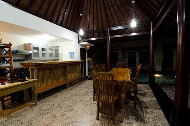 Check-in/check-out kiosk