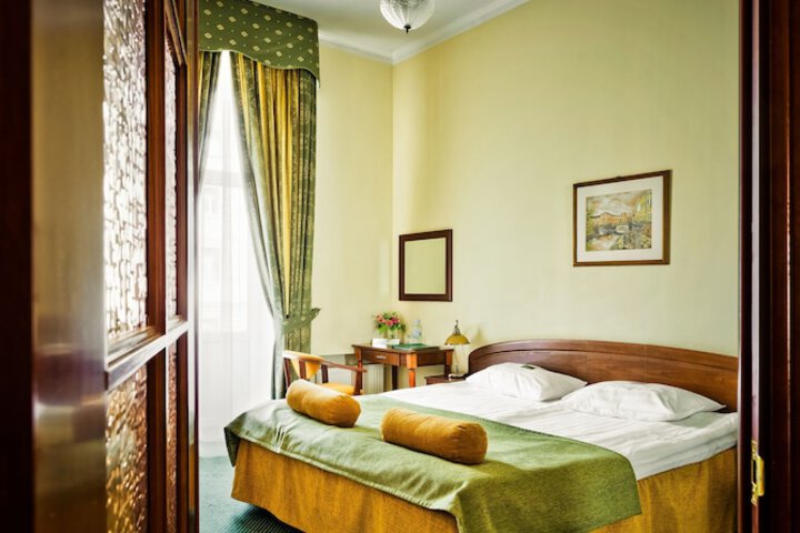 Room 12 of 34
