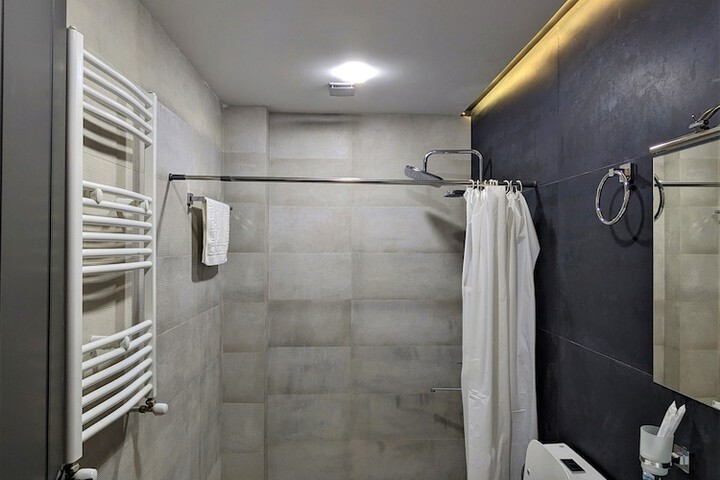 Room 5 of 6