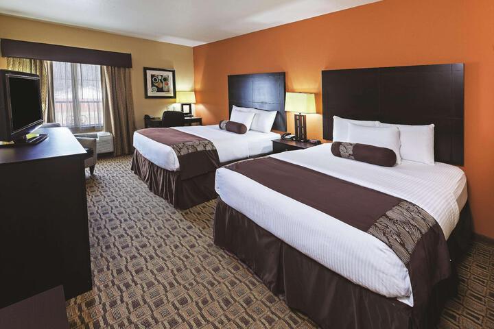 2 Queen Beds (4 of 5)