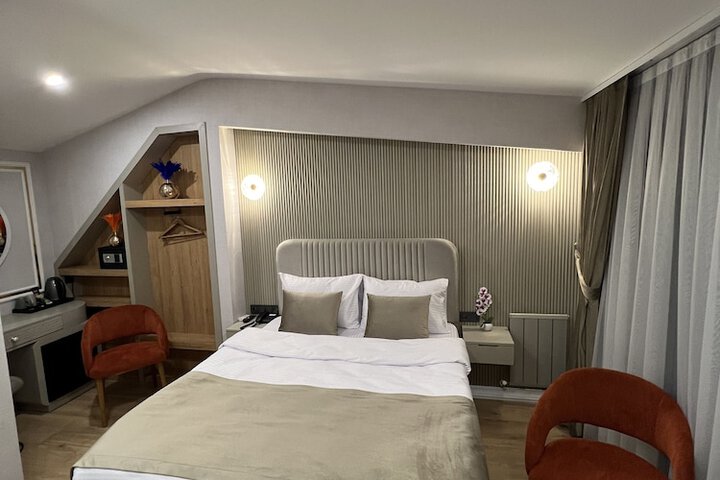 Room 9 of 47