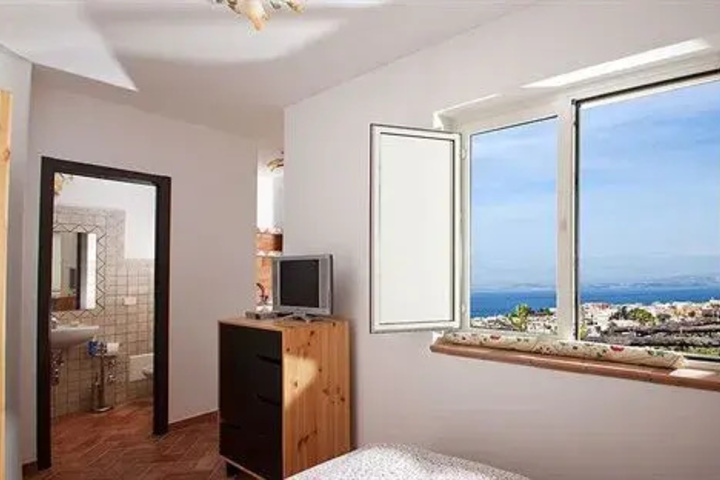 Room 4 of 15