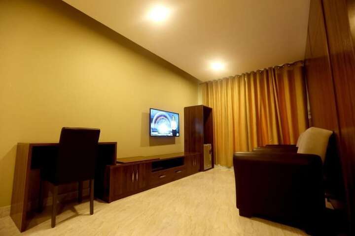 Room 5 of 10