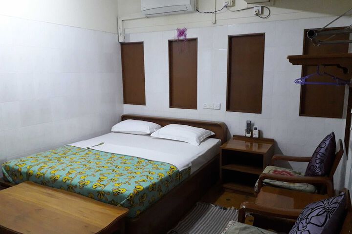 Room 6 of 63
