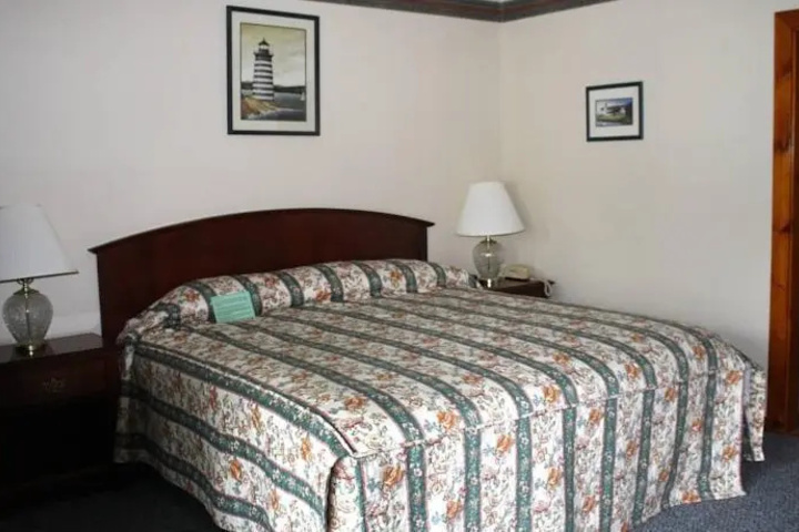 Exterior of The Aurora Inn & Motel