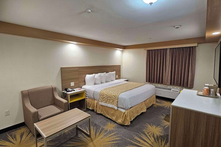 1 King Bed (6 of 14)