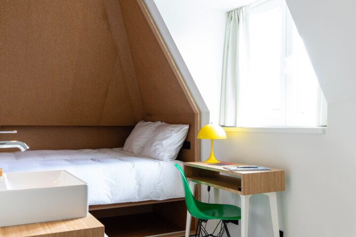 Room 4 of 63
