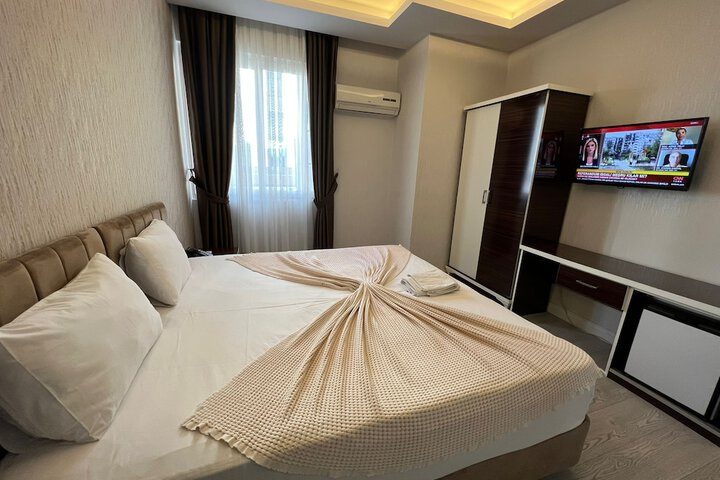 Room 6 of 18