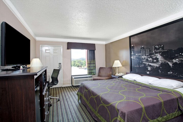 1 King Bed (5 of 15)