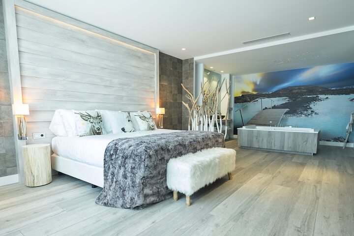 Room 12 of 76