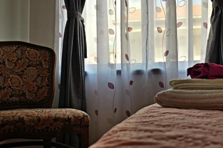 Room 4 of 16